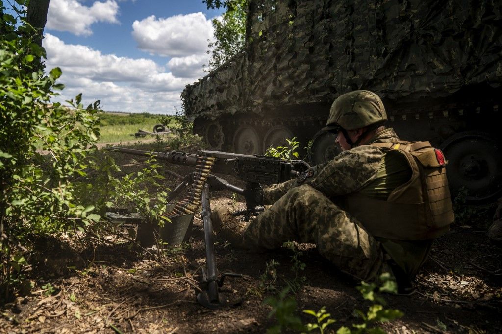 Ukranian army train with British and US weaponry in Donetsk Oblast