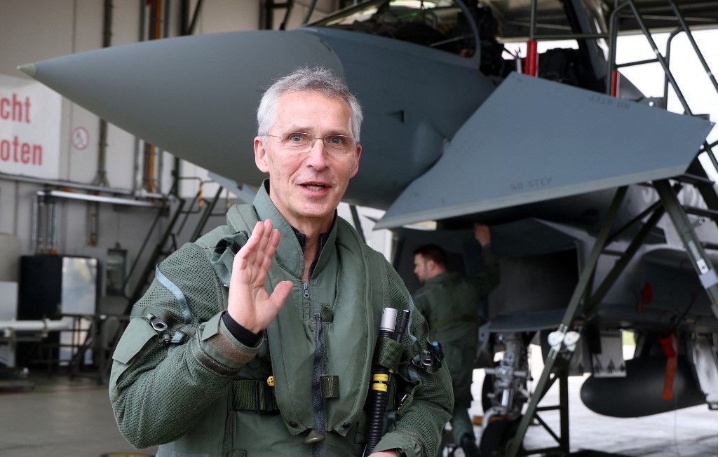 25 April 2024, Mecklenburg-Western Pomerania, Laage: Jens Stoltenberg, NATO Secretary General, prepares to fly in a Eurofighter during his visit to Tactical Air Wing 73 "Steinhoff". During his visit, Stoltenberg wants to get a personal impression of the capabilities of the air force's Quick Reaction Alert (QRA). Photo: Bernd Wüstneck/dpa (Photo by BERND WUSTNECK / DPA / dpa Picture-Alliance via AFP)