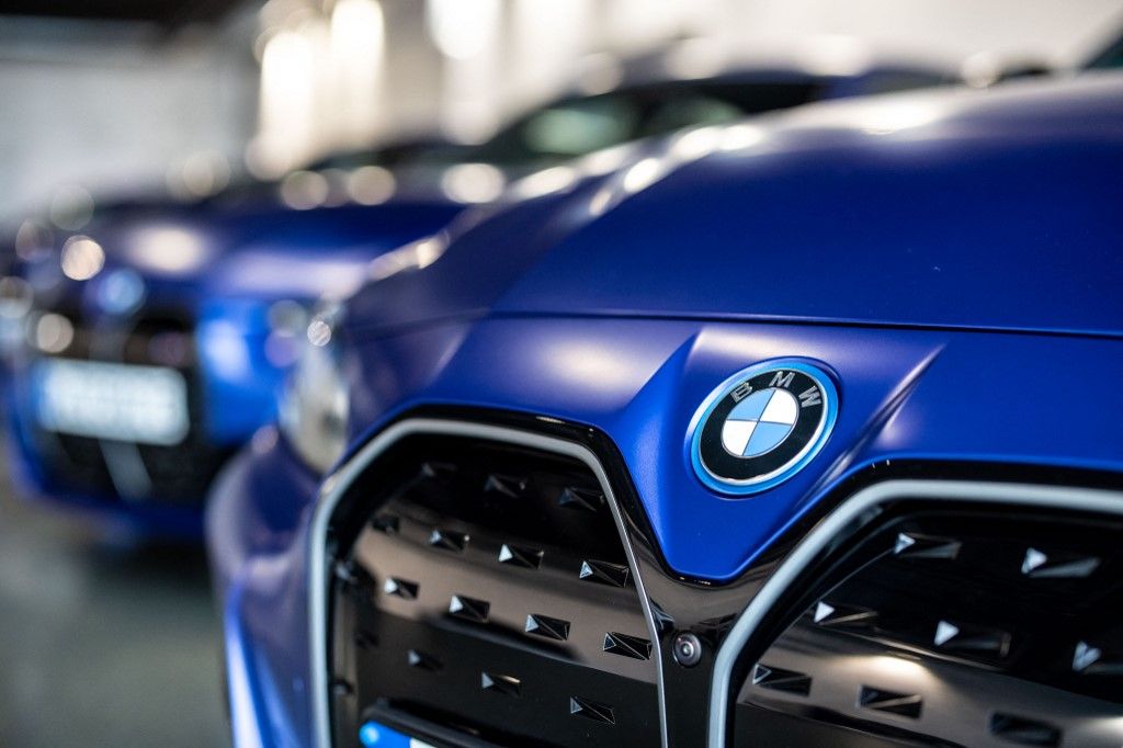 29 September 2021, Bavaria, Garching: The BMW manufacturer logo is seen on the grill on the front of a BMW i4 during a BMW press event. Photo: Matthias Balk/dpa (Photo by MATTHIAS BALK / DPA / dpa Picture-Alliance via AFP)