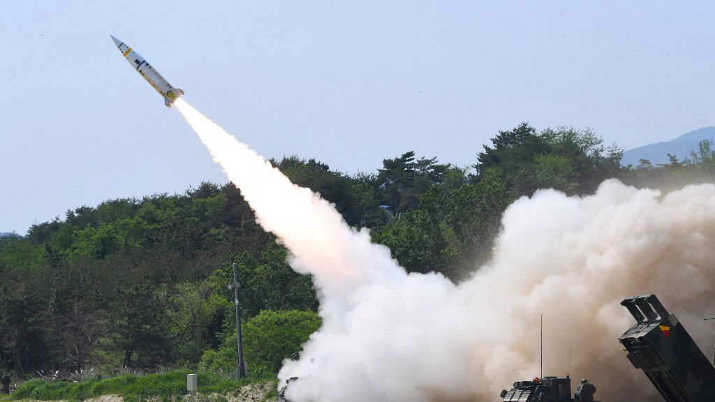 This handout photo taken on May 25, 2022 and provided by the South Korean Defence Ministry in Seoul shows a US Army Tactical Missile System (ATACMS) firing a missile from an undisclosed location on South Korea's east coast during a live-fire exercise aimed to counter North Korea’s missile test. North Korea fired a volley of missiles early on May 25, including a suspected intercontinental ballistic missile, just hours after US President Joe Biden left Asia after a trip overshadowed by Pyongyang's sabre-rattling. (Photo by Handout / South Korean Defence Ministry / AFP) / ---- EDITORS NOTE ----- RESTRICTED TO EDITORIAL USE - MANDATORY CREDIT "AFP PHOTO / South Korean Defence Ministry" - NO MARKETING NO ADVERTISING CAMPAIGNS - DISTRIBUTED AS A SERVICE TO CLIENTS, rakéta, 
