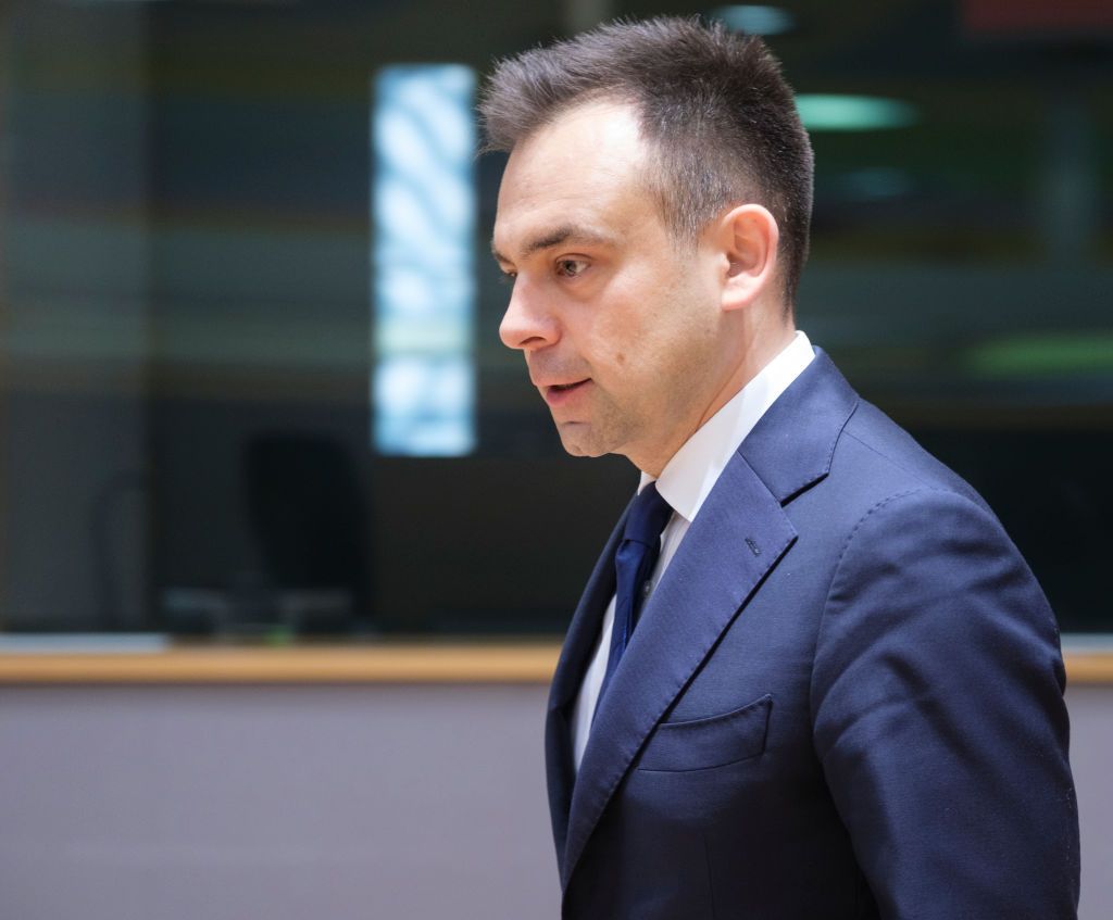 Andrzej Domanski pénzügyminiszter szerint a lengyel költségvetési hiány a védelmi kiadásokból ered. 
szerintBRUSSELS, BELGIUM - MAY 14: Polish Minister of Finance Andrzej Domanski arrives for an EU Balkan EcoFin ministers meeting on May 14, 2024 in Brussels, Belgium. Prior the EU EcoFin Ministers meeting an economic and financial dialogue between the EU and the Western Balkans partners, Türkiye, Georgia, the Republic of Moldova and Ukraine, as an observer, will take place. (Photo by Thierry Monasse/Getty Images)