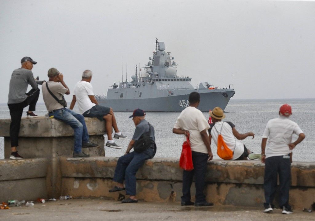 HAVANA, CUBA - JUNE 12: Several people watch a ship belonging to the Russian Navy flotilla arrive at the port of Havana, today, , orosz hadihajó Wednesday, June 12, 2024, in Havana, Cuba. A Russian Navy flotilla that includes a modern frigate and a nuclear-powered submarine arrived in Havana this Wednesday morning as part of a scheduled visit. Yander Zamora / Anadolu (Photo by Yander Zamora / ANADOLU / Anadolu via AFP)