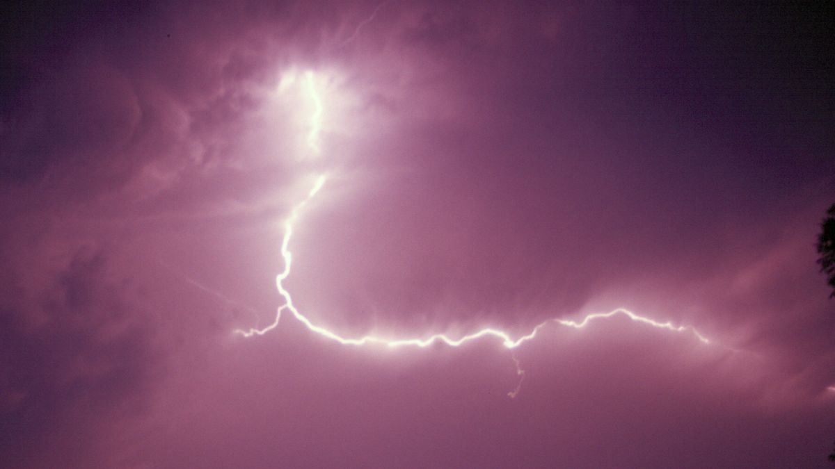 Svájcban a heves esőzések tönkretettek egy forgalmas autópályát, több ember eltűnt