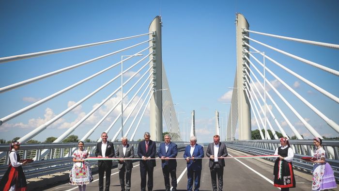 A kétszer egysávos, 946 méter hosszúságú átkelő Tomori Pál nevét viseli