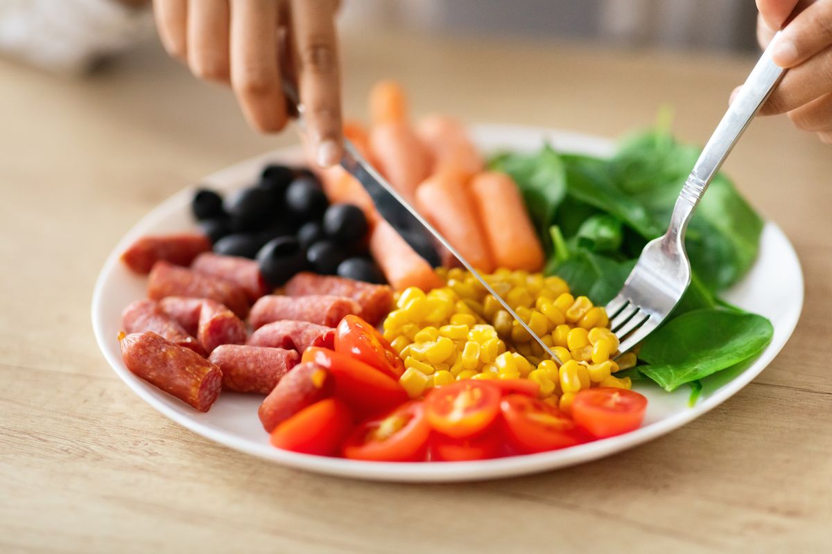 Unrecognizable woman have lunch, eating healthy food, Magyarország, EU, élelmiszerbiztonság