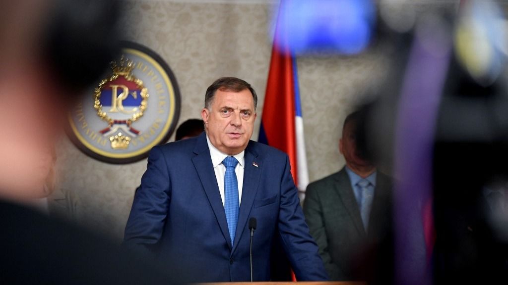 President of Republika Srpska, Bosnian Serb entity in Bosnia and Herzegovina, Milorad Dodik, often identified as political leader of Bosnian Serbs, addresses media after an appearance in court, on May 22, 2024, on the eve of  a potential UN resolution declaring July 11 an international day to remember the Srebrenica genocide. (Photo by ELVIS BARUKCIC / AFP) uniós