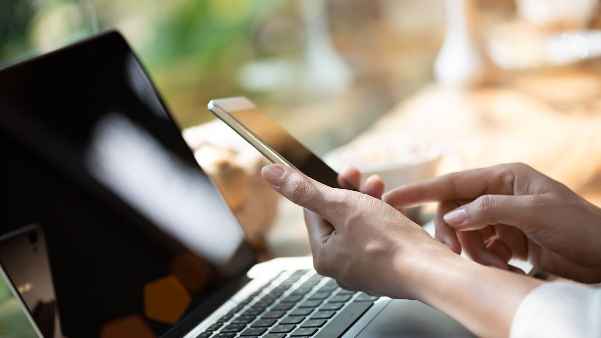 A laptopról a mobilra csábítanak a webshopok
