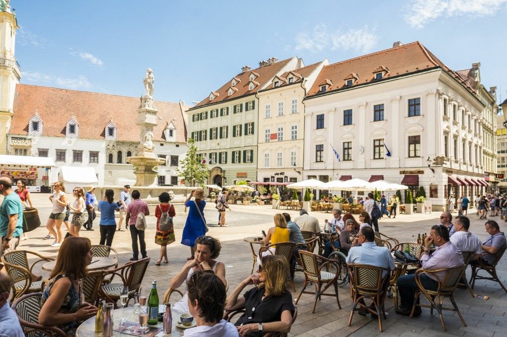 Szlovákia Slovakia, Bratislava, café terrace in the historic center (Photo by PASQUINI Cedric / Hemis.fr / hemis.fr / Hemis via AFP)