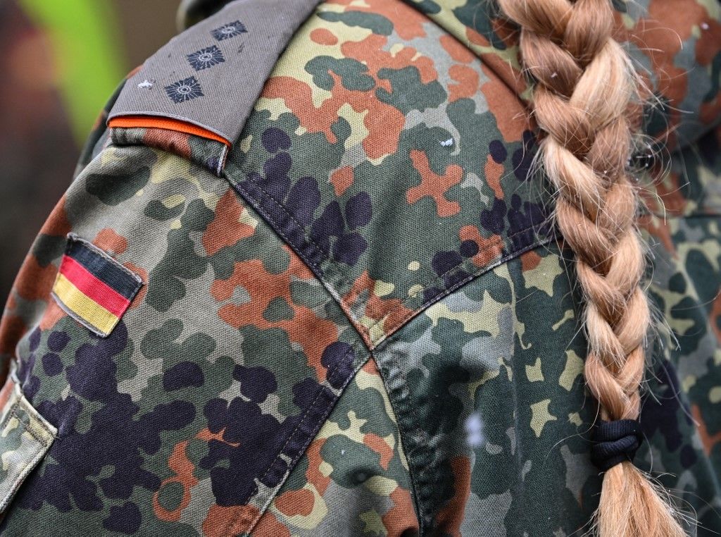 11 January 2021, Brandenburg, Schönefeld: A woman wears a uniform of the German Armed Forces. Photo: Patrick Pleul/dpa-Zentralbild/ZB (Photo by PATRICK PLEUL / dpa-Zentralbild / dpa Picture-Alliance via AFP)