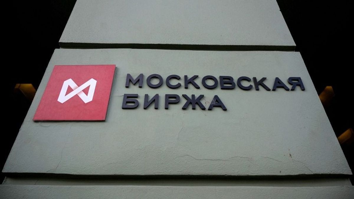 A moszkvai tőzsde leállítja a dollár- és eurókereskedés