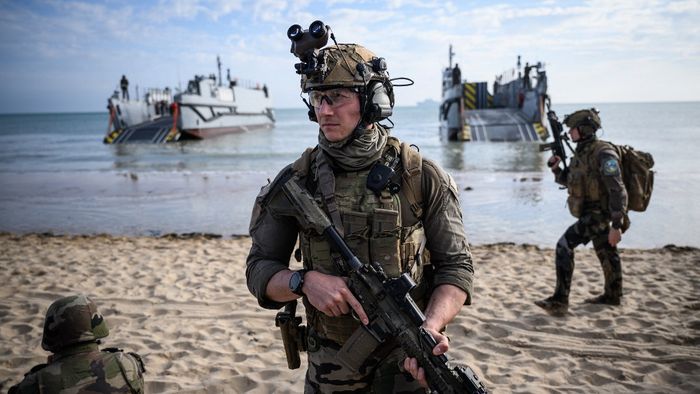 A 3. fuzilier tengerészgyalogos ezred francia csapatai állást foglalnak a tengerparton egy közös amerikai és francia kétéltű partraszállási hadművelet során A D-nap 80. évfordulója alkalmából Franciaországban és Angliában látványos megemlékezést rendeztek.