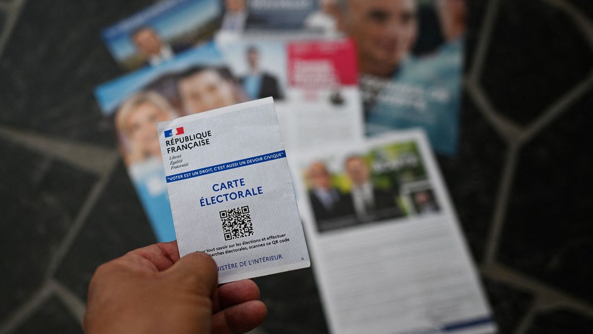 Tovább növeli az előnyét Le Pen pártja – A bukott elnök önként jelentkezik