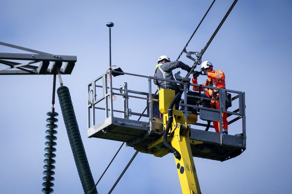 LOENERSLOOT - Work on a high-voltage cable in Loenersloot. ANP / Hollandse Hoogte / Sander Koning netherlands out - belgium out (Photo by Sander Koning / Koning Photograp / ANP MAG / ANP via AFP)