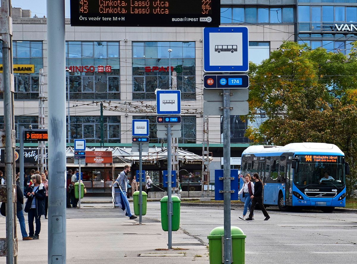 Budapest, 2023. október 21.A Budapesti Közlekedési Központ (BKK) autóbusza áll az Örs Vezér terebuszvégállomáson.MTVA/Bizományosi: Róka László ***************************Kedves Felhasználó! Ez a fotó nem a Duna Médiaszolgáltató Zrt./MTI által készített és kiadott fényképfelvétel, így harmadik személy által támasztott bárminemű – különösen szerzői jogi, szomszédos jogi és személyiségi jogi – igényért a fotó szerzője/jogutódja közvetlenül maga áll helyt, az MTVA felelőssége e körben kizárt.
busz