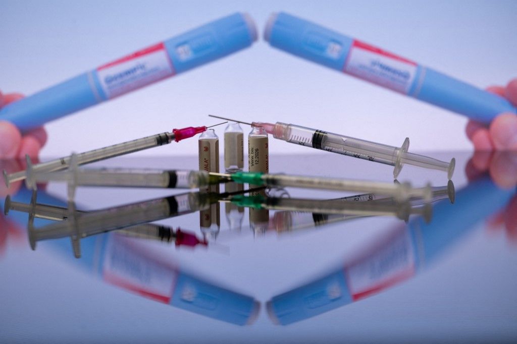 Ozempic by Novo Nordisk is being displayed on a screen alongside pills and a medical vial with a syringe in this photo illustration taken in Brussels, Belgium, on December 3, 2023. (Photo by Jonathan Raa/NurPhoto) (Photo by Jonathan Raa / NurPhoto / NurPhoto via AFP)
gyógyszer
