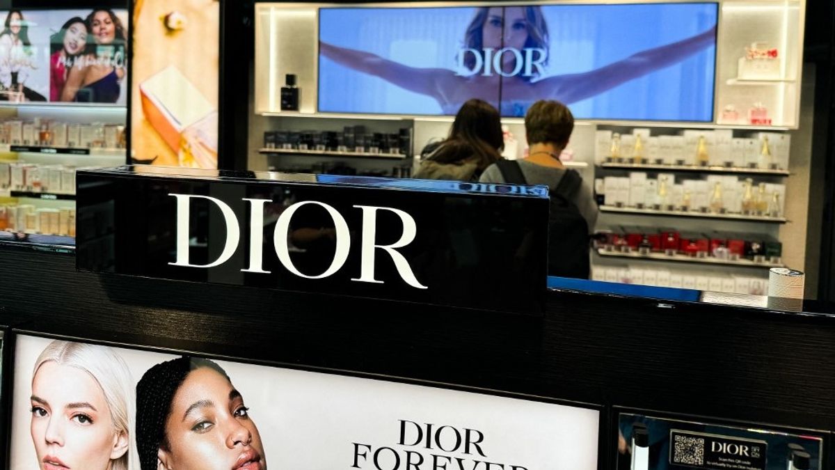 Luxusipar: hogyan zsebelhető be ötvenszeres profit egy Dior-táskán?