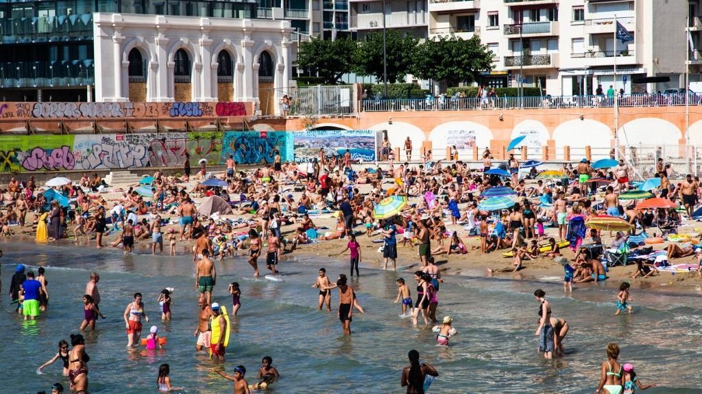 People flock to beaches as heatwave continues in Marseille