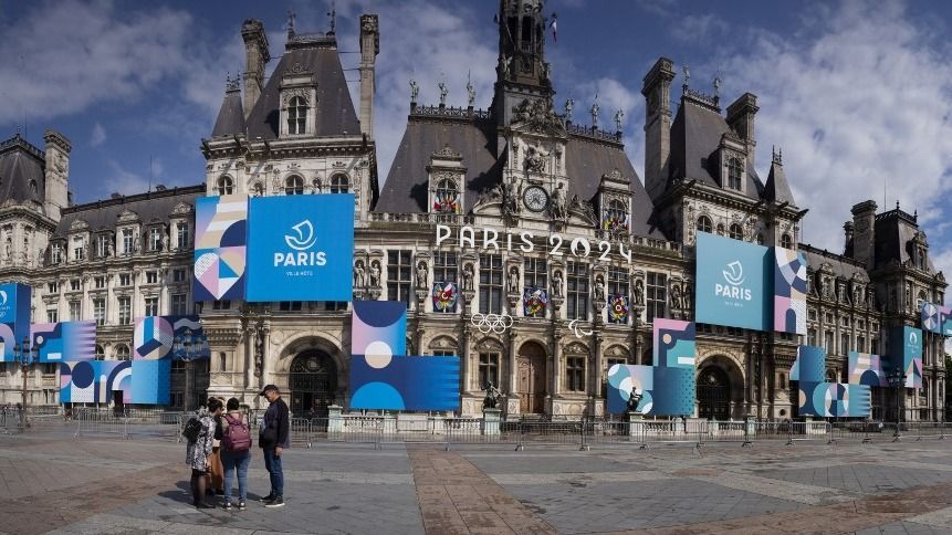 23 05 2024, PARIS (75), FRANCE. The facade of Paris City Hall decked out in the colours of the Paris 2024 Olympic and Paralympic Games. View of the decorations on the facade of City Hall creat-ed by JCDecaux. They announce the signage designed to direct spectators at the Olympic and Para-lympic Games from the exits of metro and train stations to the competition venues in Paris. Illustration of the city of Paris. Photograph by Herve Chatel / Hans Lucas
23 05 2024, PARIS (75), FRANCE. Facade de l hotel de ville de Paris habillee aux couleurs des Jeux Olympiques et Paralympiques de Paris 2024. Vu sur les decorations de la facade de l Hotel de ville cree montees par JCDecaux. Elles annoncent la signaletique pensee pour orienter les spectateurs des Jeux Olympiques et Paralympiques des sorties des stations de metro ou gares jusqu aux sites de com-petition a Paris. Illustration de la ville de Paris. Photographie par Herve Chatel / Hans Lucas (Photo by Herve Chatel / Hans Lucas / Hans Lucas via AFP)