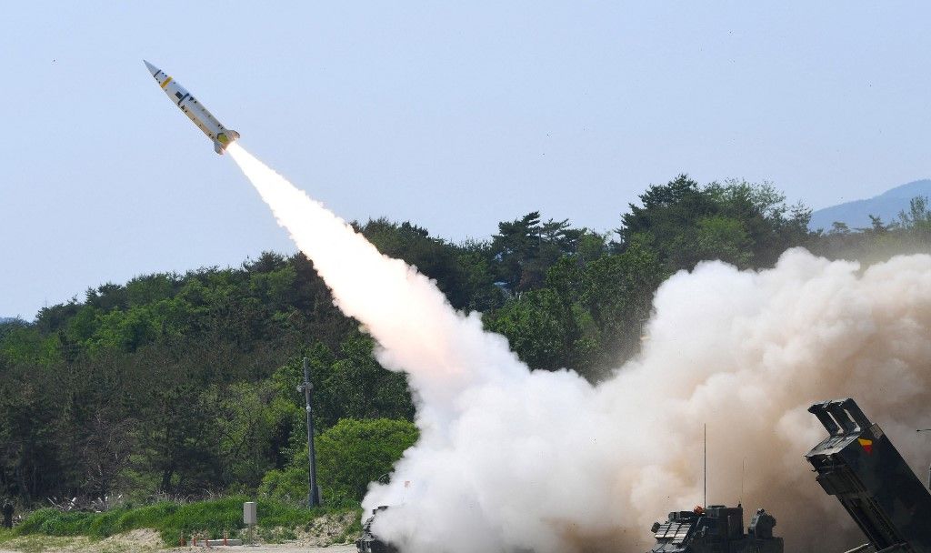 This handout photo taken on May 25, 2022 and provided by the South Korean Defence Ministry in Seoul shows a US Army Tactical Missile System (ATACMS) firing a missile from an undisclosed location on South Korea's east coast during a live-fire exercise aimed to counter North Korea’s missile test. North Korea fired a volley of missiles early on May 25, including a suspected intercontinental ballistic missile, just hours after US President Joe Biden left Asia after a trip overshadowed by Pyongyang's sabre-rattling. (Photo by Handout / South Korean Defence Ministry / AFP) / ---- EDITORS NOTE ----- RESTRICTED TO EDITORIAL USE - MANDATORY CREDIT "AFP PHOTO / South Korean Defence Ministry" - NO MARKETING NO ADVERTISING CAMPAIGNS - DISTRIBUTED AS A SERVICE TO CLIENTS, ukrán rakétatámadás