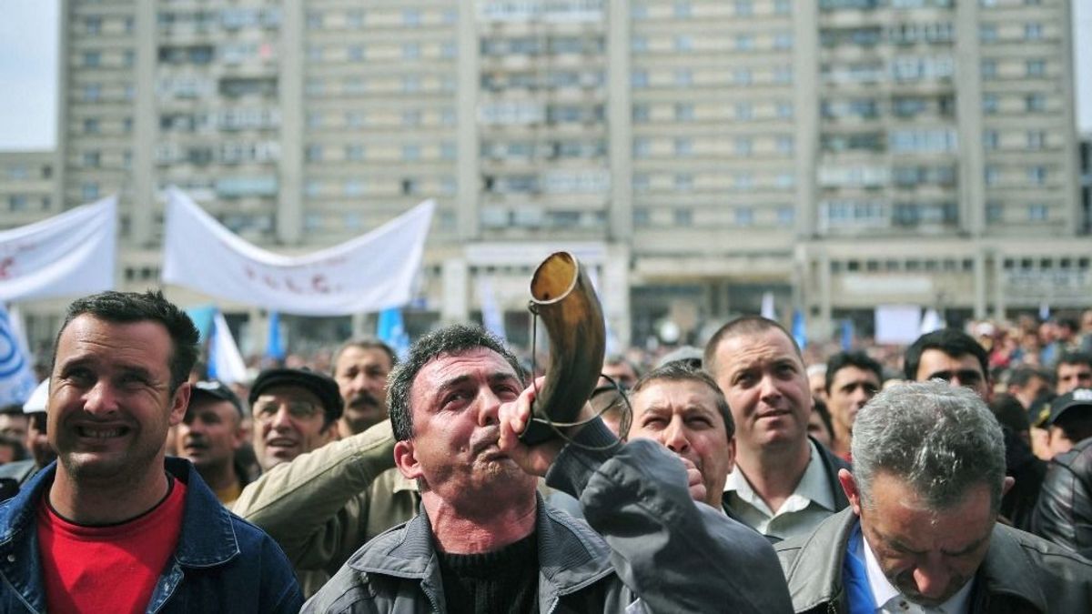 Erőltetett ütemben emeli a minimálbért a román kormány, a munkáltatók háborognak