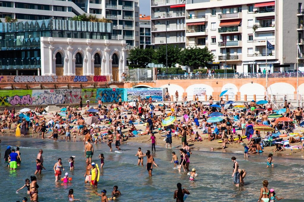 People flock to beaches as heatwave continues in Marseille