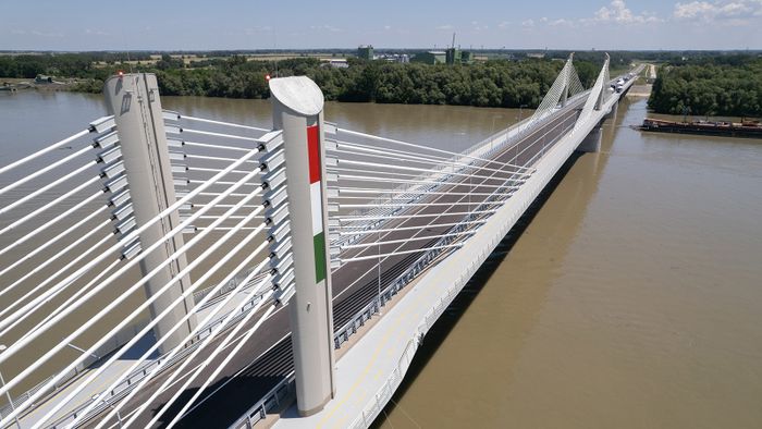 Drónnal készült felvételen a Kalocsa és Paks közötti új Duna-híd a Bács-Kiskun vármegyei Foktőnél az avatás napján 2024. június 6-án.