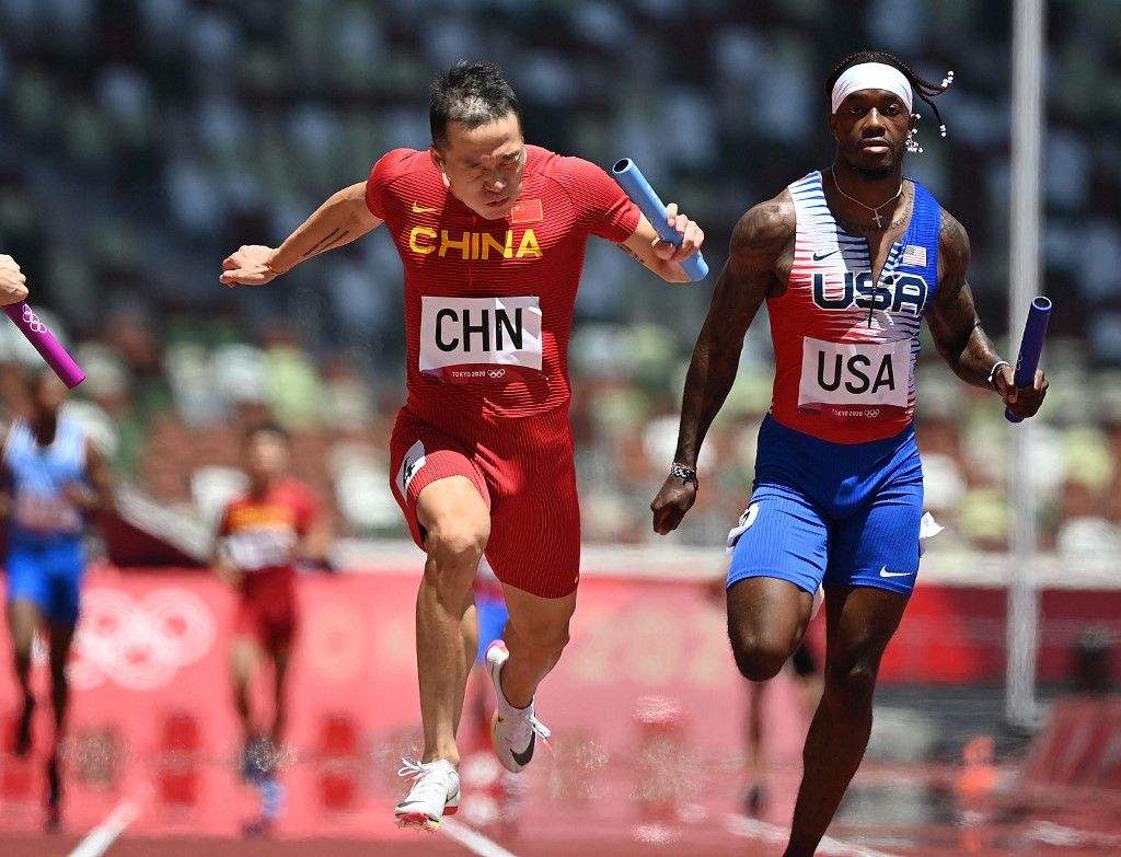 (210805) -- TOKYO, Aug. 5, 2021 (Xinhua) -- Wu Zhiqiang (L) of China competes during the Men's 4x100m Heat at the Tokyo 2020 Olympic Games in Tokyo, Japan, Aug. 5, 2021. (Xinhua/Jia Yuchen) (Photo by Jia Yuchen / XINHUA / Xinhua via AFP)
A rekkenő hőség extra megterhelést jelent az élsportolóknak / Fotó: AFP
