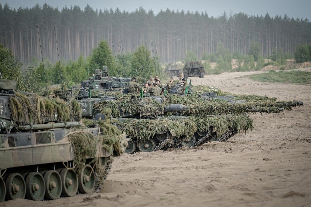 29 May 2024, Lithuania, Pabrade: Bundeswehr soldiers prepare on the Leopard 2 tank for the conclusion of the NATO exercise Quadriga 2024. At the Paprade military training area, the Bundeswehr is demonstrating the capabilities required to defend NATO's eastern flank. Quadriga is the German contribution to the large-scale NATO maneuver Steadfast Defender. Photo: Kay Nietfeld/dpa (Photo by KAY NIETFELD / DPA / dpa Picture-Alliance via AFP) Leopard 