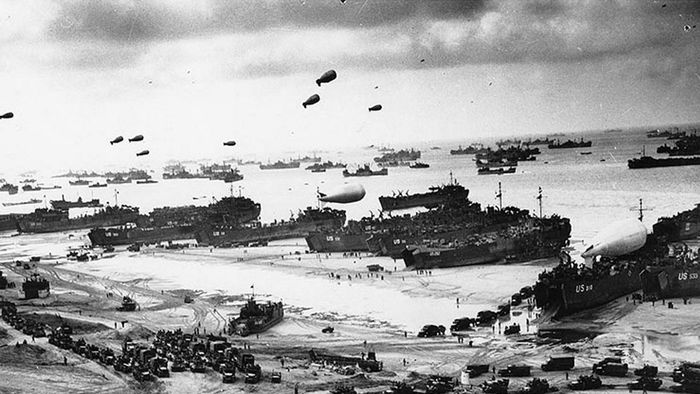 Az 1944. június 6-án készült fényképfelvétel katonákat ábrázol, amint felszerelést raknak ki a normandiai Omaha Beach-en, Franciaország északnyugati részén a kezdeti D-napi invázió után. A történelem legnagyobb kétéltű támadása során mintegy 156 000 szövetséges állomány szállt partra Franciaországban. A becslések szerint 10 000 szövetséges katona maradt holtan, megsebesülten vagy eltűntként, míg a náci Németország 4-9000 katonát veszített el.