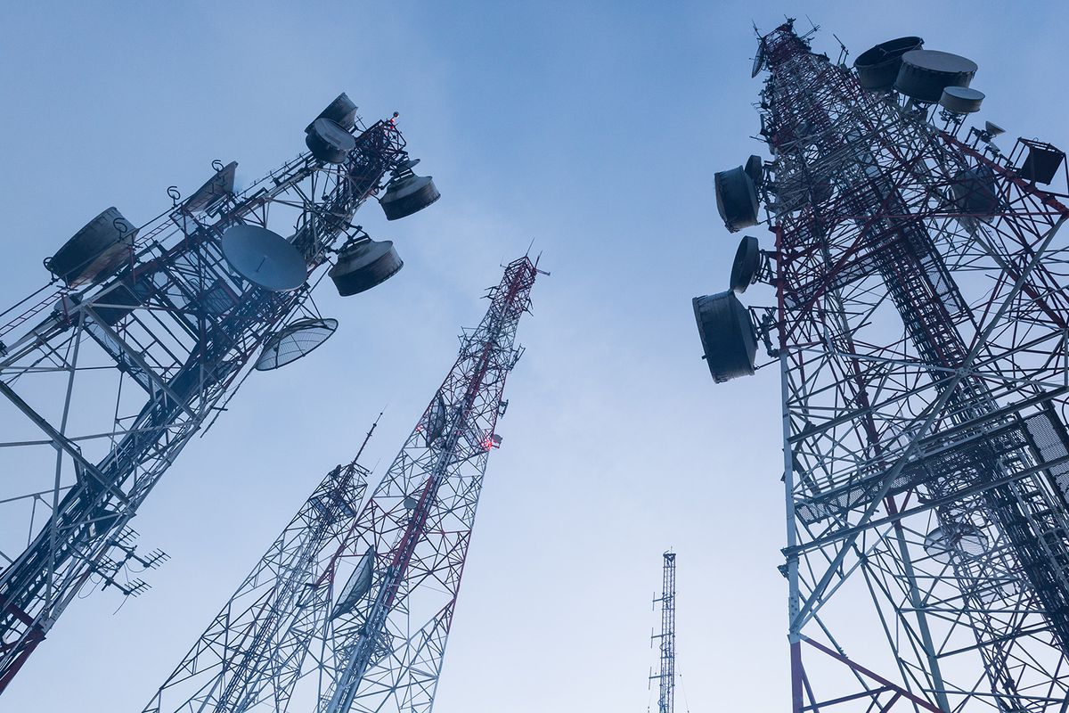 Telecommunication,Mast,Tv,Antennas,Wireless,Technology,With,Blue,Sky,In