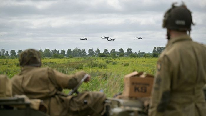 UH-60 Black Hawk helikopterek repülnek át az északnyugat-franciaországi Carentan-les-Marais felett.