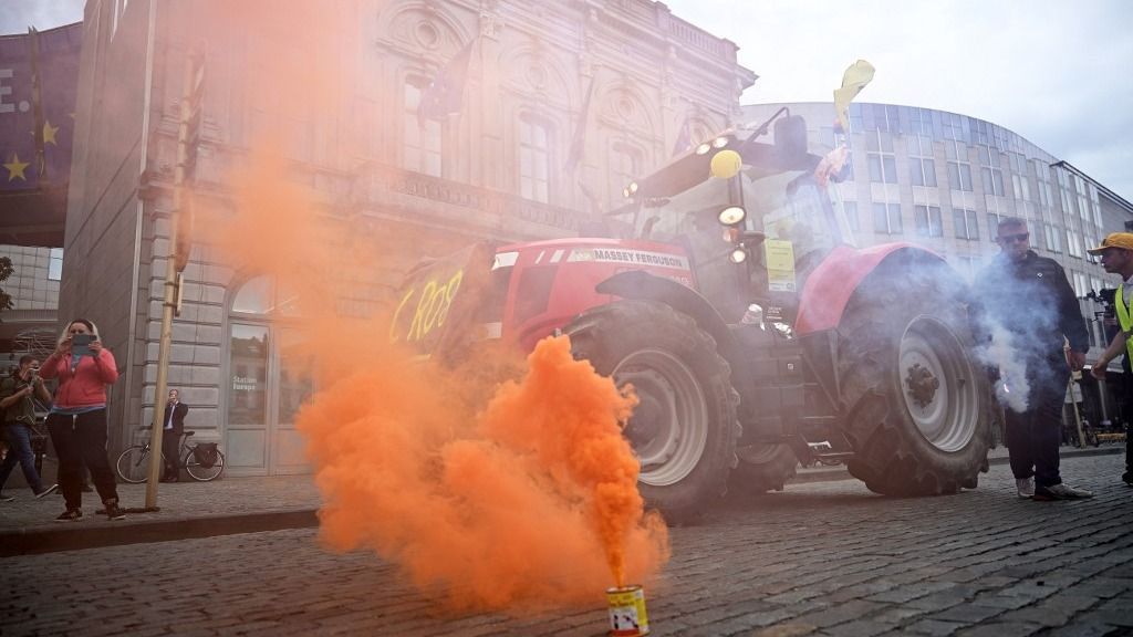 Farmers' protest in Brussels: Farmers park tractors near European Parliament, gazdatüntetés, 