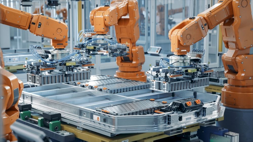 Ev,Battery,Pack,Automated,Production,Line,Equipped,With,Orange,Robot
Annyira sok akkumulátorgyár épül a világban, hogy hiába nő a kereslet akksikra, azt a gyártókapacitás bőven meghaladja jövőre