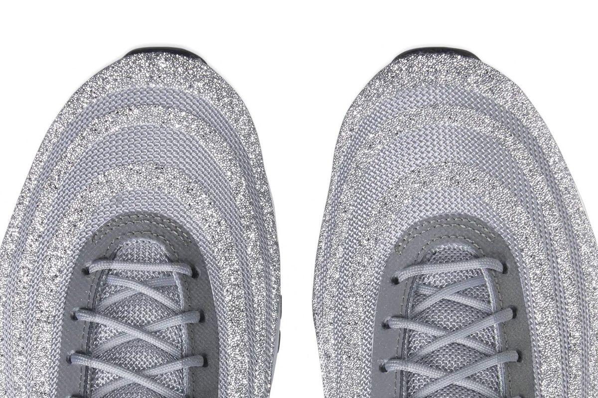 Nike lance une Air Max 97 recouverte de cristaux de Swarovski au prix de 400 Dollars ***EXCLUSIVE*** 