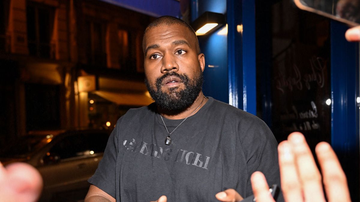 Exclusif - Kanye West et sa femme Bianca Censori à la sortie du restaurant Ferdi à Paris