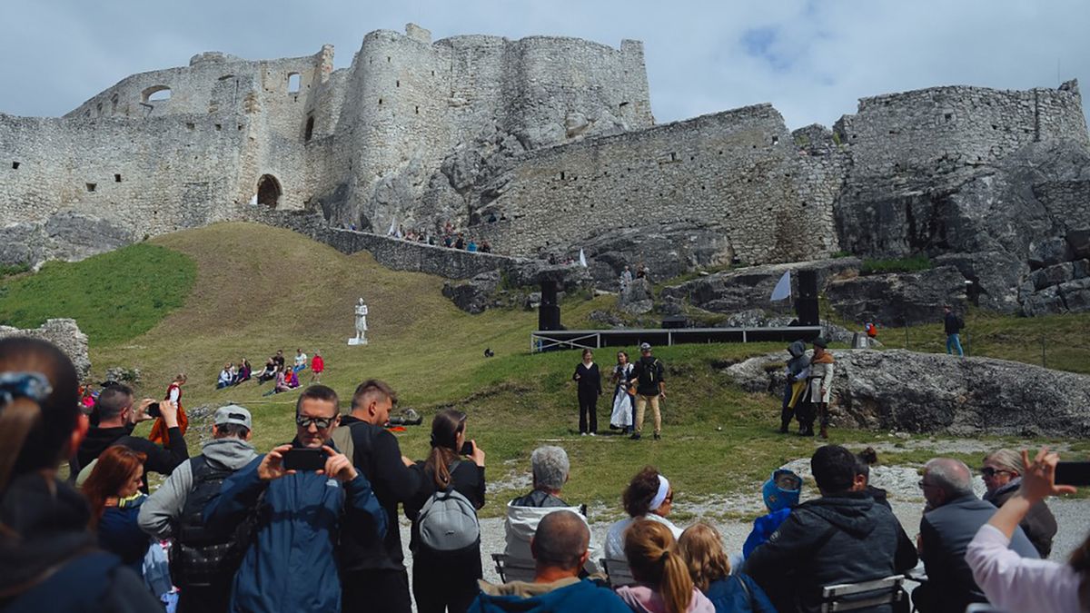 szlovákok SPISSKE PODHRADIE, SLOVAKIA - MAY 8: Visitors walk around the Spis castle during the opening of the summer tourist season near Spisske Podhradie, Slovakia on the 8 May 2024. On the eastern horizon of Spisske Podhradie rises Spis Castle. As a national cultural monument with an area of more than four hectares and partly in ruins, Spis Castle is one of the largest castle complexes and the largest medieval complex in Central Europe. The castle was inscribed on the UNESCO World Heritage List in 1993. Robert Nemeti / Anadolu (Photo by Robert Nemeti / ANADOLU / Anadolu via AFP)