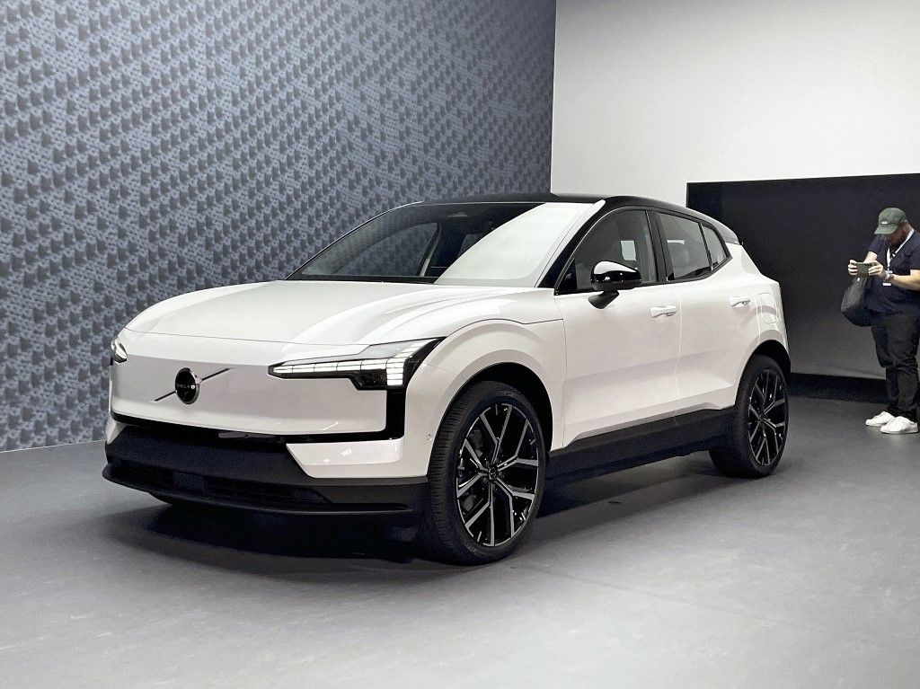 Volvo unveils smallest SUV in Milan