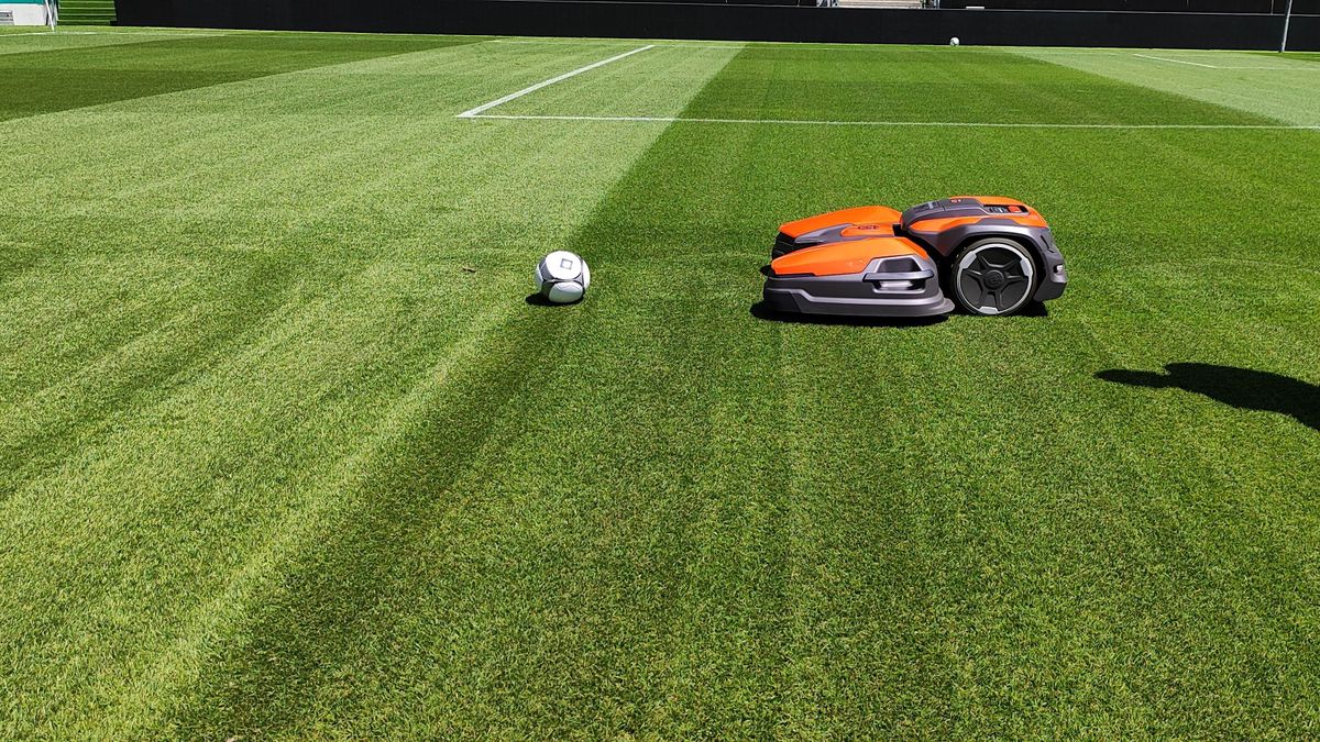 Öngól lenne nem használni a robotfűnyírókat a stadionokban