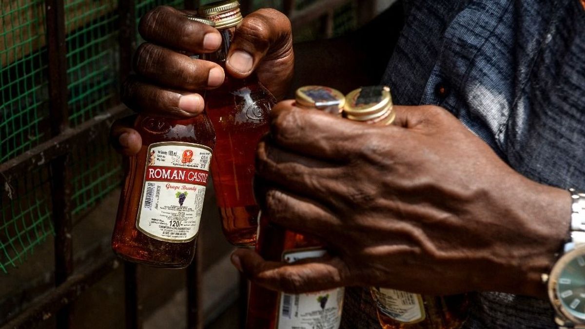 Tucatszám szedte az áldozatokat a metil-alkohol, legalább százan pedig kórházba kerültek