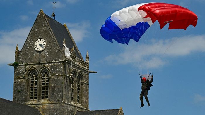 Egy francia tengerészgyalogos kommandós ereszkedik Sainte-Mere-Eglise temploma mellett