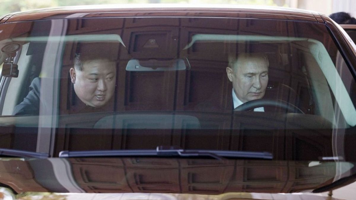 Putyin kocsikázni vitte Észak-Korea diktátorát