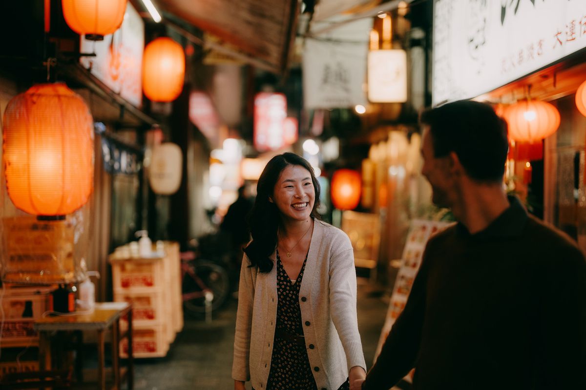 Woman having a good time w
A japán főváros önkormányzata összeboronálná a magányosokat, társkereső alkalmazást fejleszt. ith her boyfriend in Tokyo at night