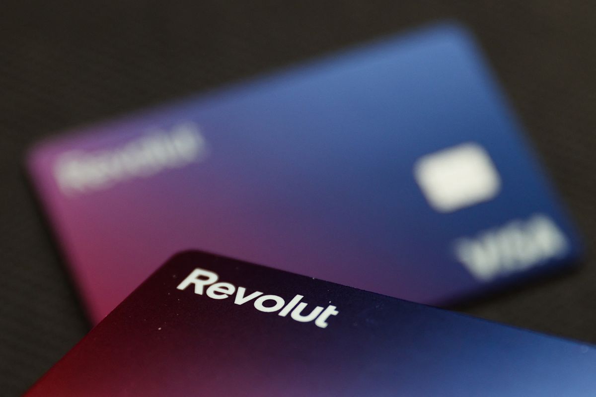 Visa, MasterCard And Revolut Photo Illustrations
Hatalmas könnyebbséget jelenthet a Revolut ügyfeleinek a Wizz Air döntése, ami szerint az utasszállítókon már a fintech bankkártyáit elfogadja fizetőeszközként. A