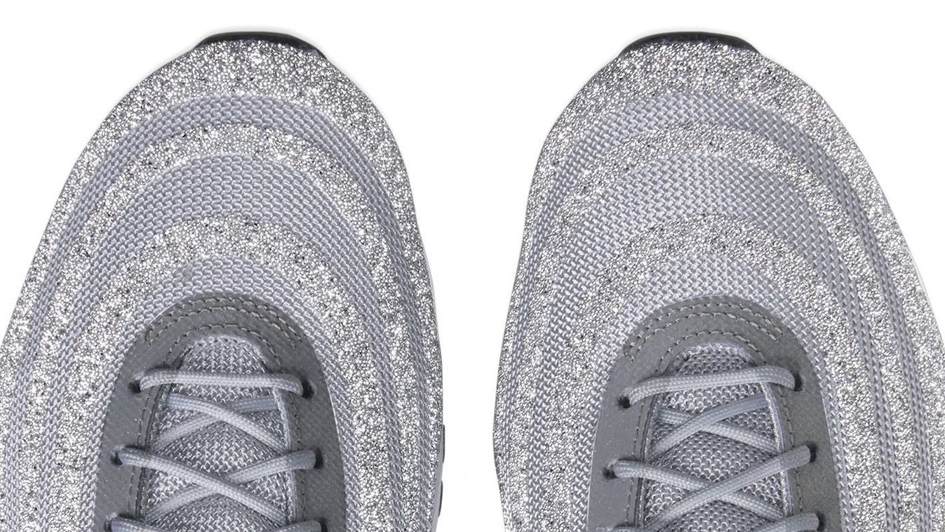 Nike lance une Air Max 97 recouverte de cristaux de Swarovski au prix de 400 Dollars ***EXCLUSIVE*** 