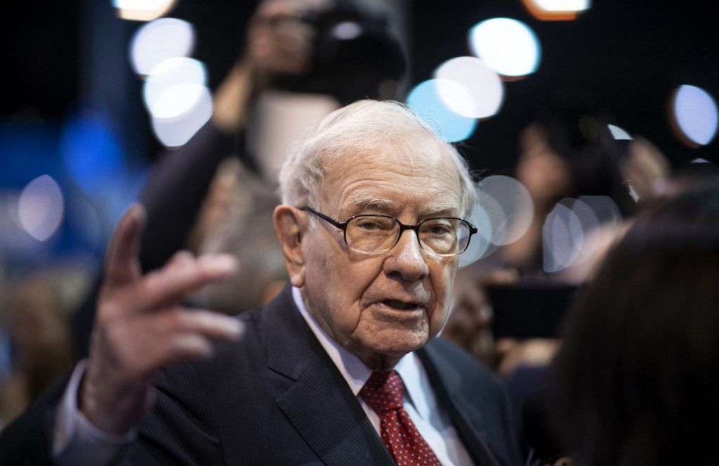 Warren Buffett, CEO of Berkshire Hathaway, speaks to the press as he arrives at the 2019 annual shareholders meeting in Omaha, Nebraska, May 4, 2019. (Photo by Johannes EISELE / AFP)