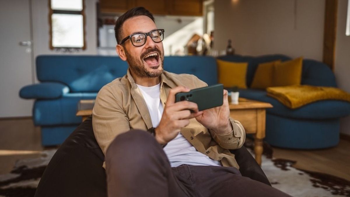Jó barátok: házibuliban kérte el barátja telefonját, hogy cseréljen zenét, majd átutalt magának 19 milliót – ez lett az ügy vége