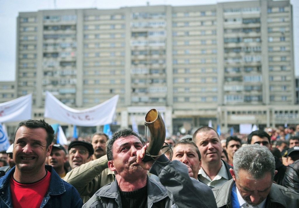 Workers shout slogans as they protest in Pitesti, some 120km northwest from Bucharest, during a strike of the French-owned Romanian car plant Dacia on April 10, 2008.  Several thousands workers gathered to protest in Pitesti, the main city near the Mioveni's Dacia plant protesting low pay, and seeking a monthly increase of 550 lei (about 148 euros, 231 dollars) to bring the average gross monthly wage to 435 euros, compared to 285 euros currently. A court in Romania ruled the day before that the strike was legal.
       AFP PHOTO DANIEL MIHAILESCU (Photo by Daniel MIHAILESCU / AFP)
minimálbér