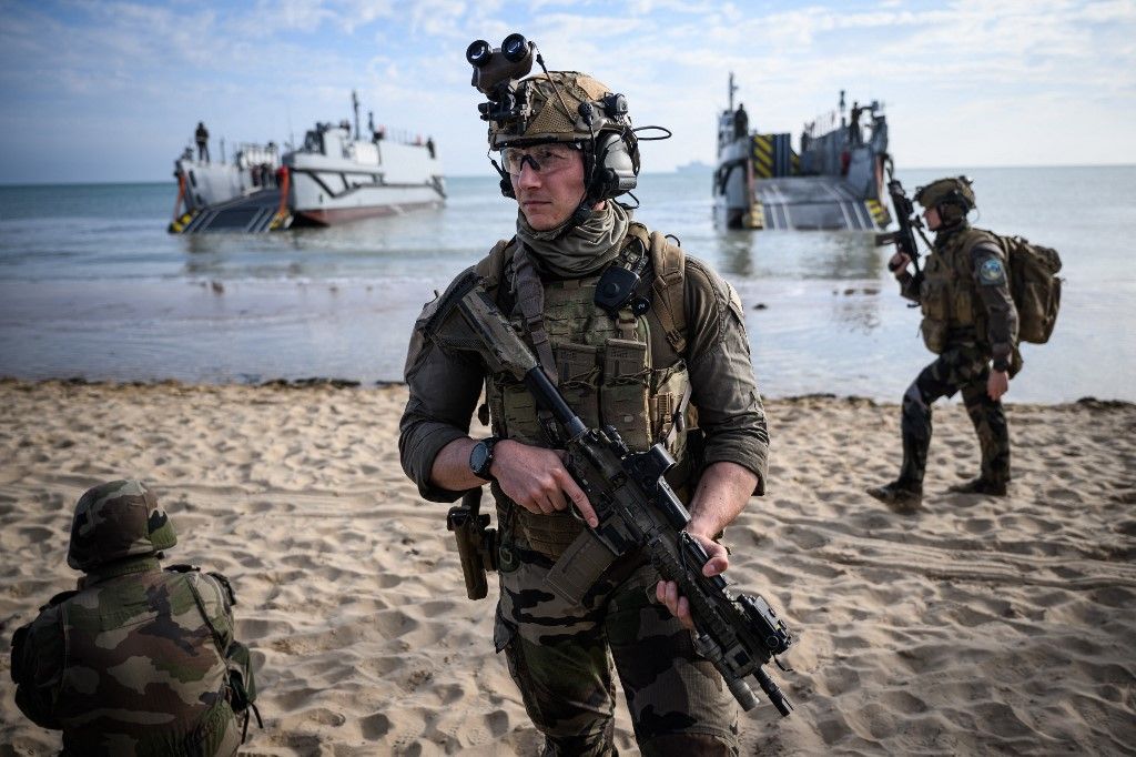 A 3. fuzilier tengerészgyalogos ezred francia csapatai állást foglalnak a tengerparton egy közös amerikai és francia kétéltű partraszállási hadművelet során A D-nap 80. évfordulója alkalmából Franciaországban és Angliában látványos megemlékezést rendeztek.