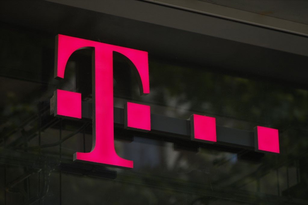 Logos Of Companies And Stores In 
A Magyar Telekom, Magyarország vezető távközlési szolgáltatója visszavásárolja részvényei egy részét.