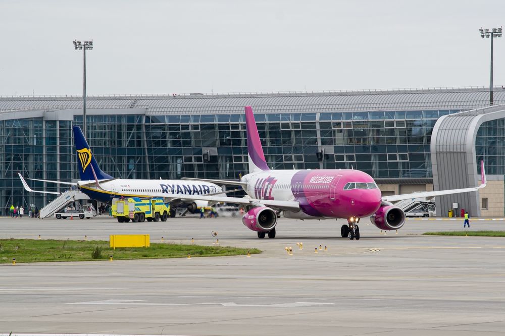 Lviv,,Ukraine,-,September,25th,,2021:,Wizzair,Airbus,A320,Taxiing
wizz air